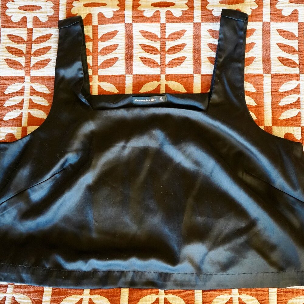 Abercrombie & Fitch Satin Square-Neck Crop Tank – Black (XL)